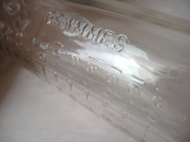 画像: フランスアンティーク　ガラス瓶　ボトル容器◇　エンボス　目盛り付き